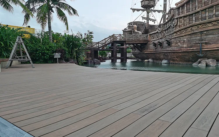 Deck personalizado à beira do lago