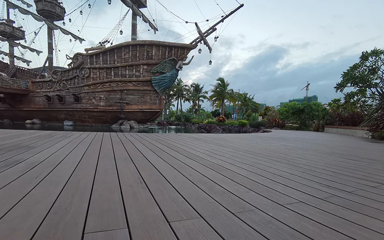 Deck composto de plástico de madeira à beira do lago ao ar livre