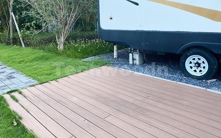 Bauen Sie eine bewegliche Wohnmobilterrasse