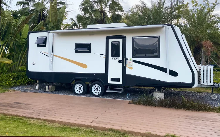 wpc deck no acampamento ou parque de trailers