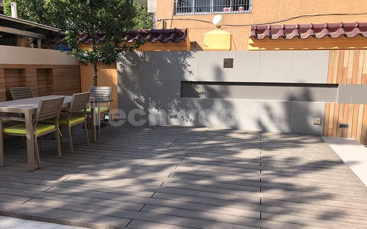 コンクリートの上にデッキを構築する