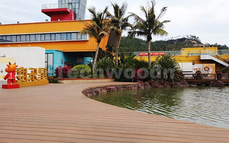 Deck WPC do terraço da paisagem do parque