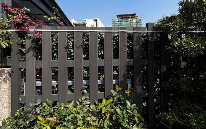 Hellgraue WPC-Zaunbretter