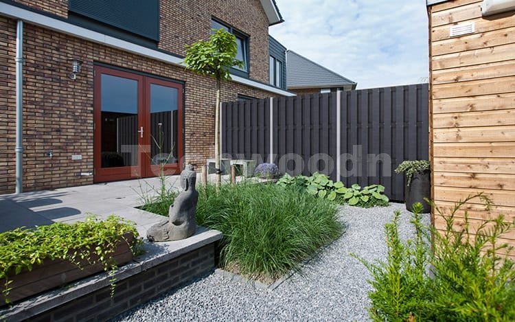 裏庭のWPCフェンス