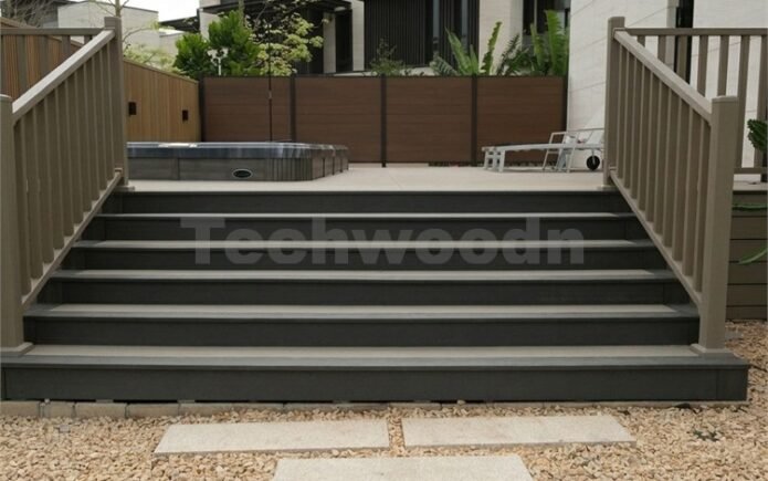 複合材デッキの蹴上げ板階段の正面図