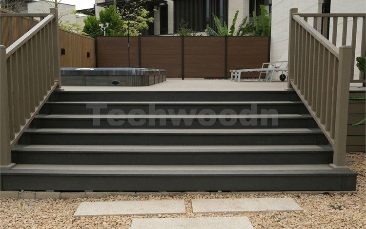 vista frontal dos degraus da plataforma de elevação do deck composto