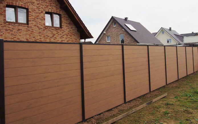 Panneaux de clôture composites bruns